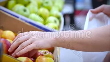女人在超市里买食物、水果、苹果、桔子。女孩在超市里挑选食物、蔬菜、水果